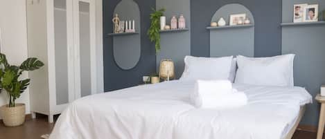 Honeymoon Double Room, (Shared Bathroom) | Individuell inredning, unika möbler, skrivbord och arbetsyta för laptop