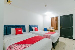 Deluxe Twin Room | Desk, soundproofing, free WiFi, bed sheets - OYO 1866 Amazon Homestay Syariah (Tjihadak)