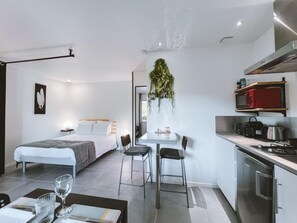 1 chambre, bureau, fer et planche à repasser, lit parapluie