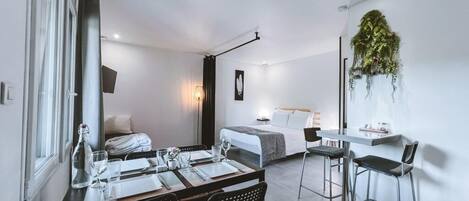 1 dormitorio, escritorio, tabla de planchar con plancha y cuna de viaje