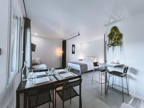 1 chambre, bureau, fer et planche à repasser, lit parapluie