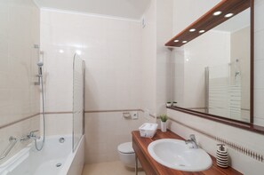 Deluxe Double or Twin Room, Balcony (1) | Bathroom