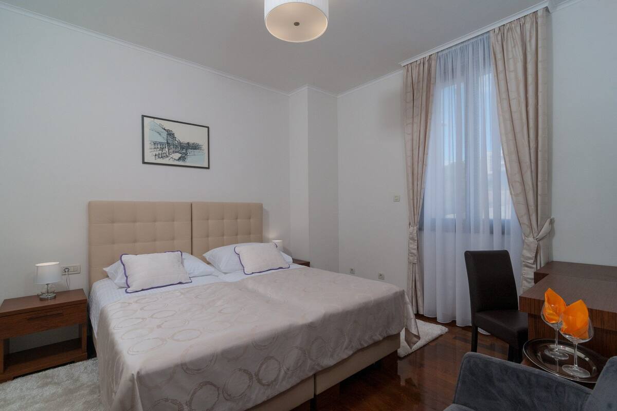 Minibar, desk, soundproofing, free WiFi