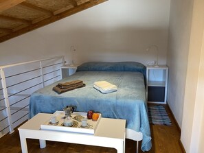 Escritorio, tabla de planchar con plancha, cuna de viaje y wifi gratis 