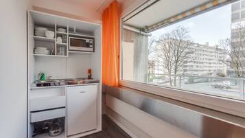 Grand réfrigérateur, micro-ondes, plaque de cuisson, machine à expresso