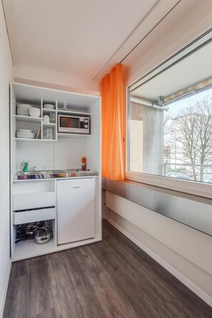 Großer Kühlschrank, Mikrowelle, Herdplatte, Espressomaschine