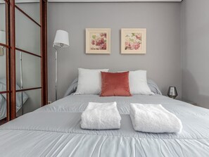 3 habitaciones, tabla de planchar con plancha, internet y ropa de cama 
