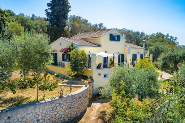 Enjoy a tranquil stay in a two-story building surrounded by a lush garden and a wooded area.