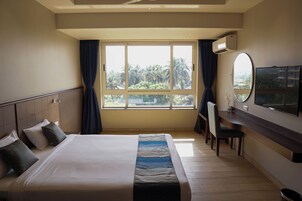 Premium Double Room | In-room safe, desk, blackout drapes, soundproofing