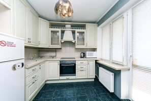 Departamento, 1 habitación | Cocina privada | Refrigerador con congelador, microondas, horno y parrilla de estufa 