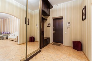 Hallway - Luxury apartment near the Dnieper embankment (Kyiv)