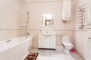 Apartamento, 2 habitaciones | Baño | Zapatillas, toallas, jabón y papel higiénico