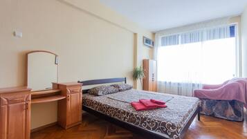 Apartamento, 2 habitaciones | Sistema de insonorización, tabla de planchar con plancha, ropa de cama