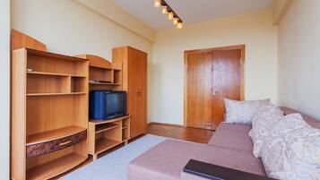 Apartamento, 2 habitaciones | Zona de estar | Una televisión de pantalla plana