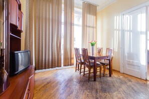 Apartamento, 1 quarto | Área de estar | TV 15 polegadas com canais a cabo