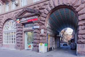A building with a stone facade, a large arched entrance, and a sign for 'UNIMOMENTO'.