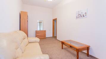 Apartamento, 2 quartos | Área de estar | TV