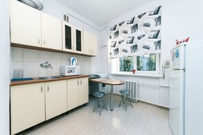 Departamento, 1 habitación | Cocina privada | Refrigerador, microondas, parrilla de estufa y cafetera y tetera