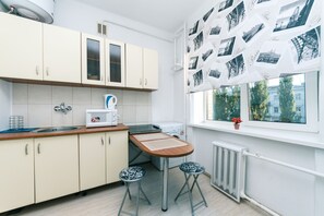 Apartamento, 1 quarto | Cozinha privada | Geladeira, micro-ondas, cooktop, cafeteira/chaleira