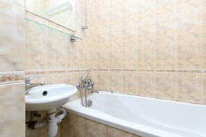 Apartamento, 1 quarto | Banheiro | Chuveiro, secador de cabelo, toalhas de banho, sabonete