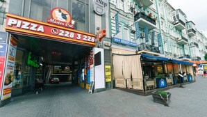 A pizza restaurant with a storefront and outdoor seating area. - Apartment near Olympic Stadium (Kyiv)
