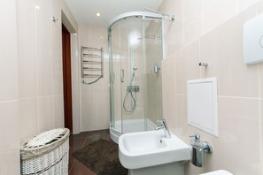 Appartement, 2 chambres | Salle de bain | Douche, articles de toilette (gratuits), séchoir à cheveux, pantoufles