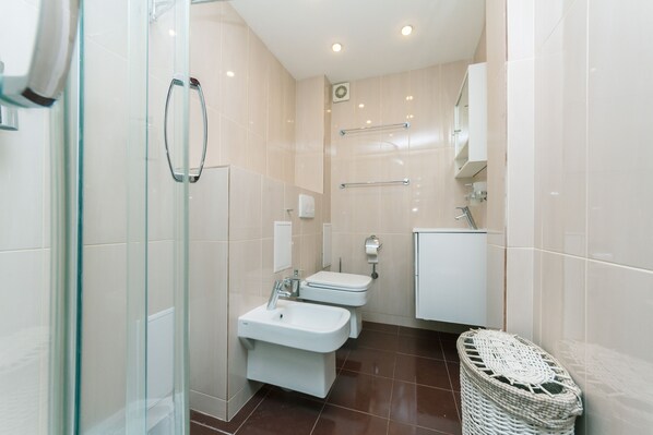 Appartement, 2 chambres | Salle de bain | Douche, articles de toilette (gratuits), séchoir à cheveux, pantoufles