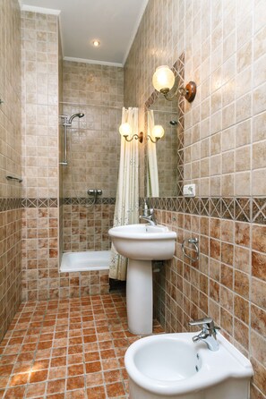 Apartment, 4 Bedrooms | Bathroom sink - 4 bedroom apartment at the Palace of Sport (Kyiv)