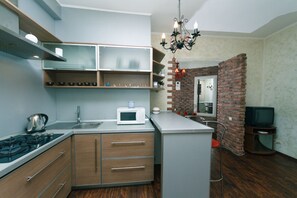 Appartement, 1 chambre | Cuisine privée | Réfrigérateur grande capacité avec congélateur, four à micro-ondes