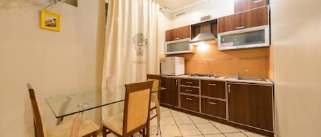 Lägenhet - 1 sovrum | Eget pentry | Kylskåp, mikrovågsugn, spishäll och grytor/köksredskap