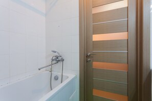 Apartment, 1 Bedroom | Bathroom | Combined shower/tub, hair dryer, towels, soap