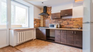 Una cocina moderna con estufa integrada, microondas y pileta.