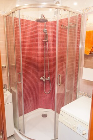 Apartment, 1 Bedroom | Bathroom shower - Apartment on Lesi Ukrainky Blvd (Kyiv)