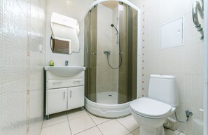 Standard Apartment | Bathroom | Shower, rainfall showerhead, hair dryer, towels