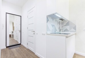 Apartamento básico, 1 quarto | Cozinha privada | Geladeira, fogão, cooktop, talheres/pratos/utensílios de cozinha