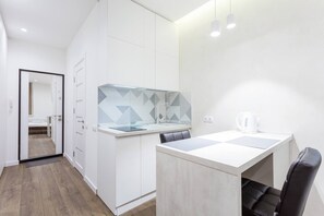 Apartamento básico, 1 quarto | Cozinha privada | Geladeira, fogão, cooktop, talheres/pratos/utensílios de cozinha