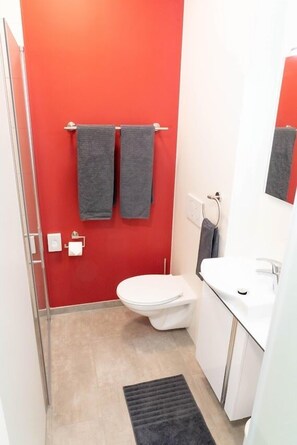 Shower, heated floors, towels, soap - Anstatthotel.ch Horw (Horw)