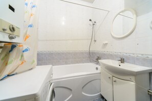 Apartamento básico, 1 quarto | Banheiro | Banheira, secador de cabelo, toalhas de banho, sabonete