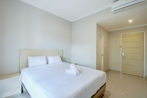 Escritorio, insonorización, wifi gratis y ropa de cama