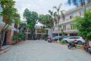 Free self-parking - De 80's Genteng Ijo (Jakarta)