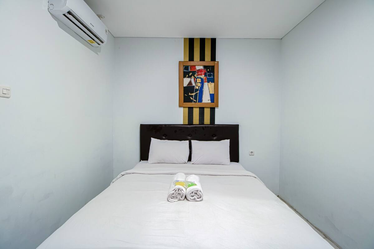 Desk, WiFi (free), bed sheets
