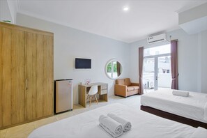 Family Room | Desk, free WiFi, bed sheets - De 80's Genteng Ijo (Jakarta)