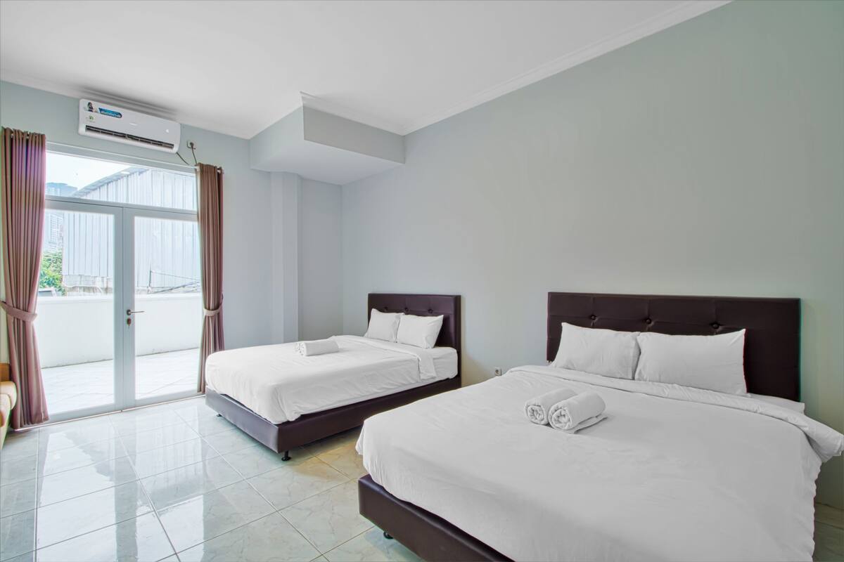 Family Room | Desk, WiFi (free), bed sheets
