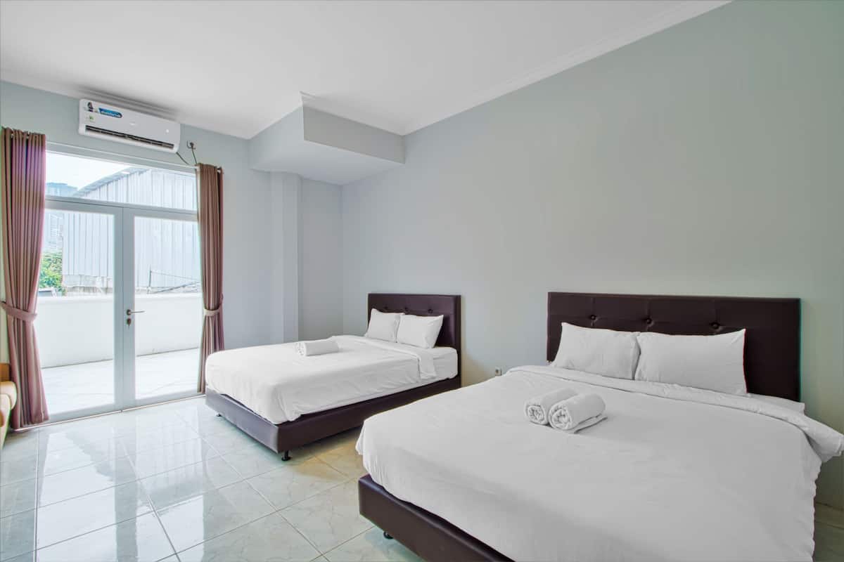 Family Room | Desk, free WiFi, bed sheets