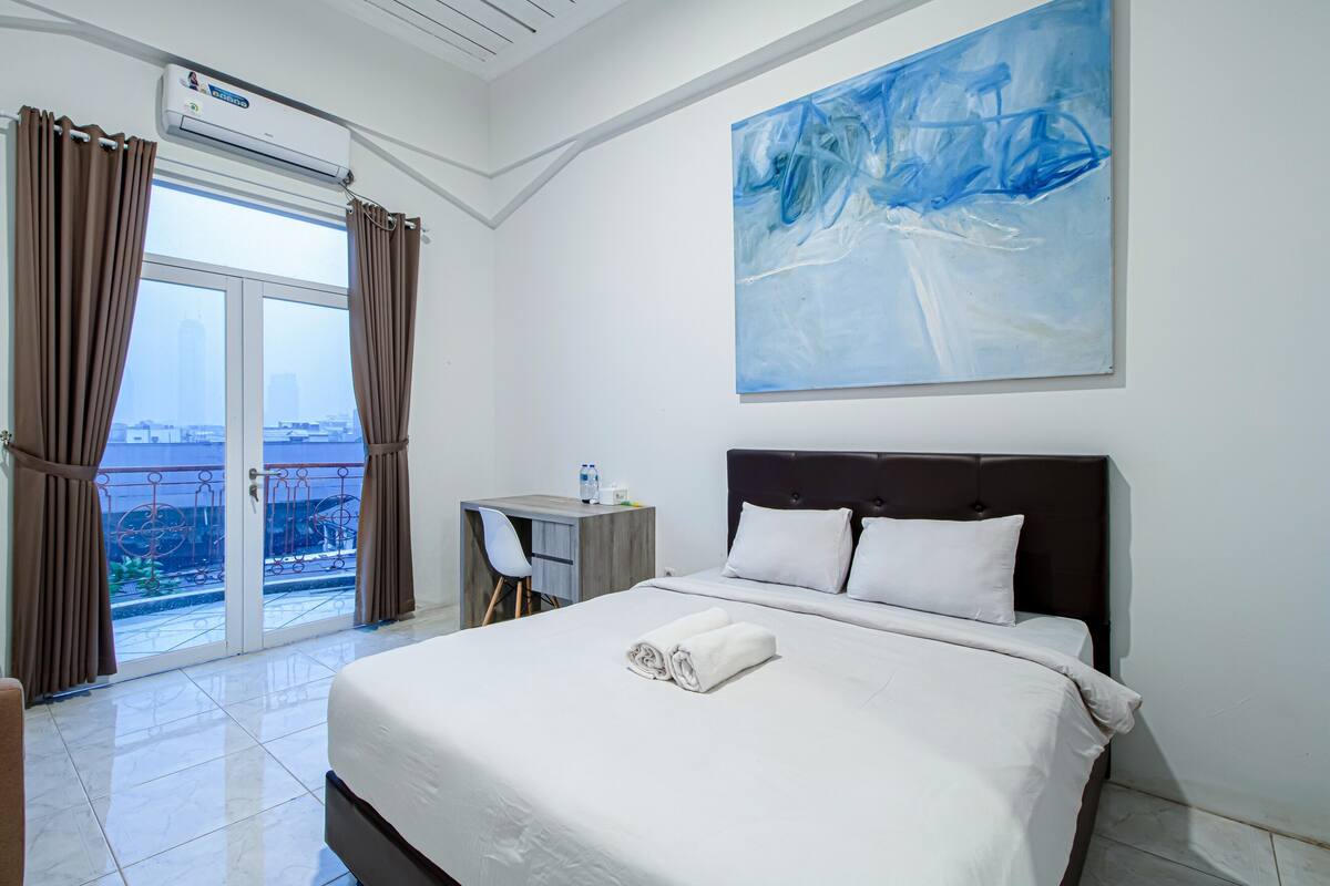 Deluxe Room | Desk, WiFi (free), bed sheets