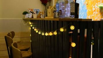 Refrigerador, microondas, parrilla de estufa y cafetera y tetera