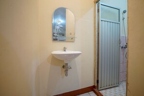 Standard-Doppelzimmer | Badezimmer | Dusche, Handtücher