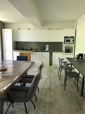 Refrigerador, microondas, horno, placa de cocina