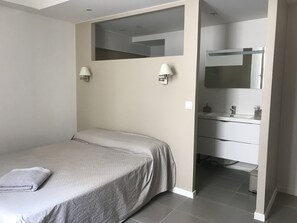 2 makuuhuonetta, silitysrauta/-lauta, ilmainen Wi-Fi, vuodevaatteet