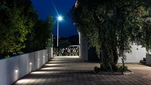 Fachada de la propiedad por la tarde o noche